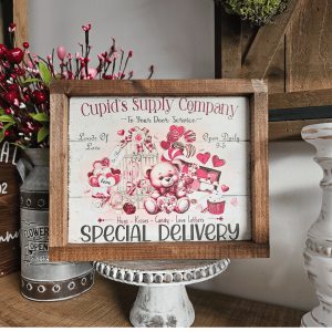 Cadre sign farmhouse Cupid’s Supply Company Special Delivery ours et cœurs 29 x 23,5 cm