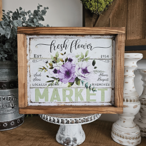 Cadre sign farmhouse Fresh Flower Market avec bouquet d’anémones violettes – déco campagne chic