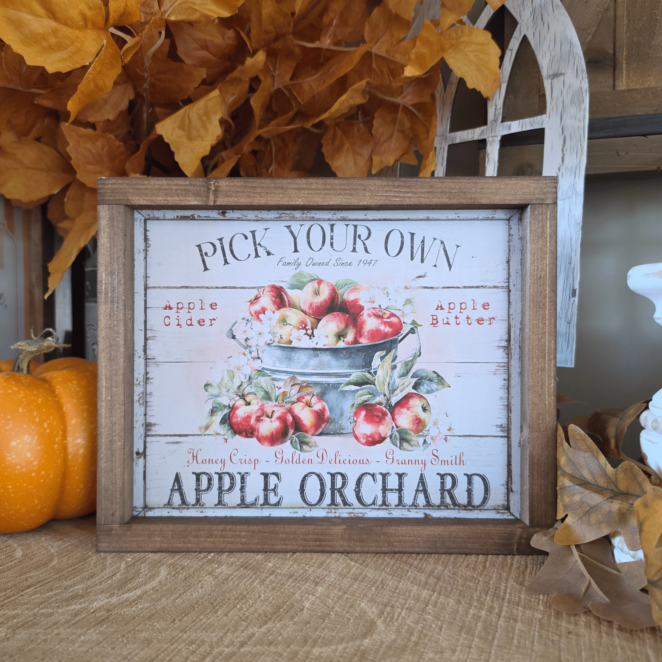 Cadre farmhouse Apple Orchard avec pommes rouges et seau vintage
