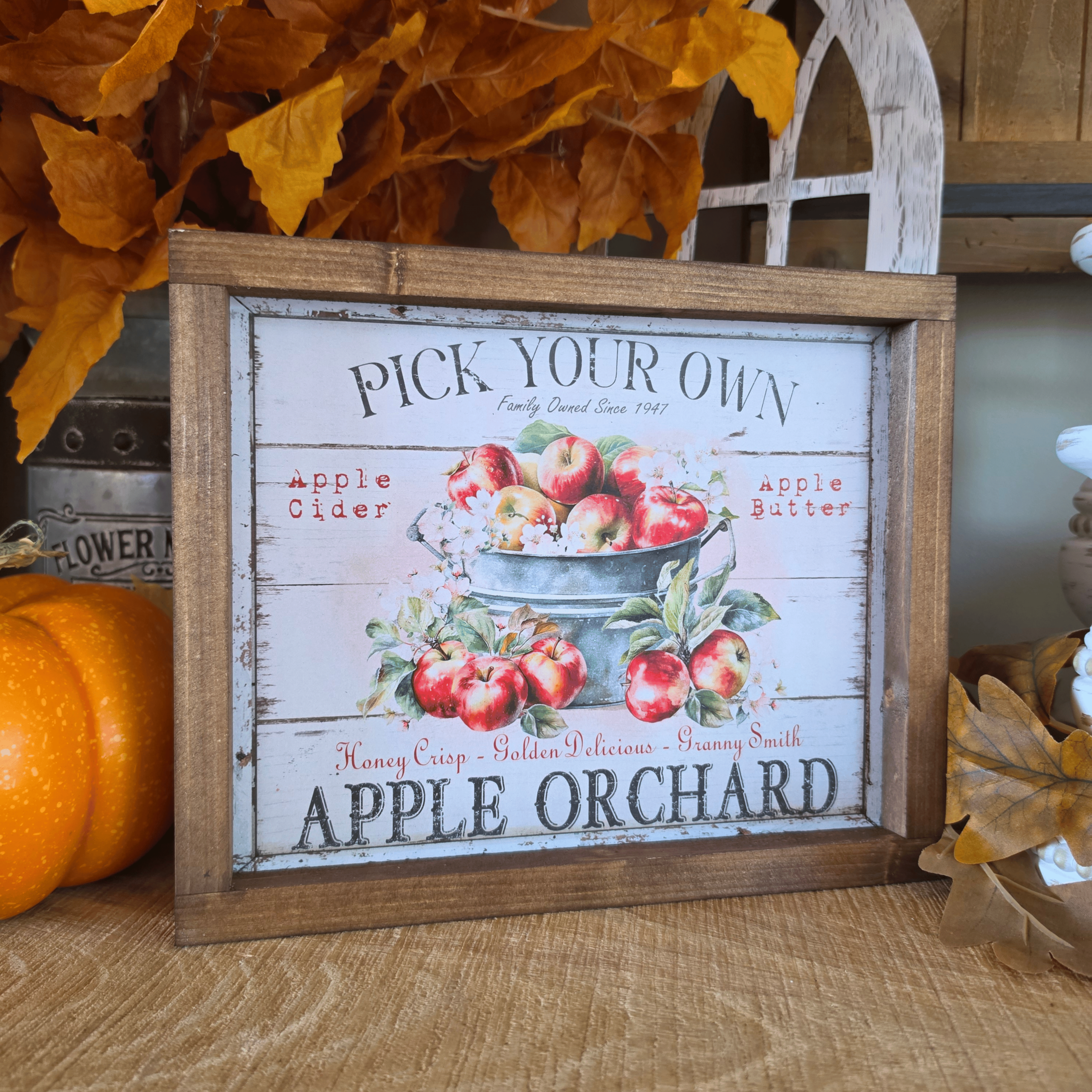 Cadre farmhouse Apple Orchard avec pommes rouges et seau vintage