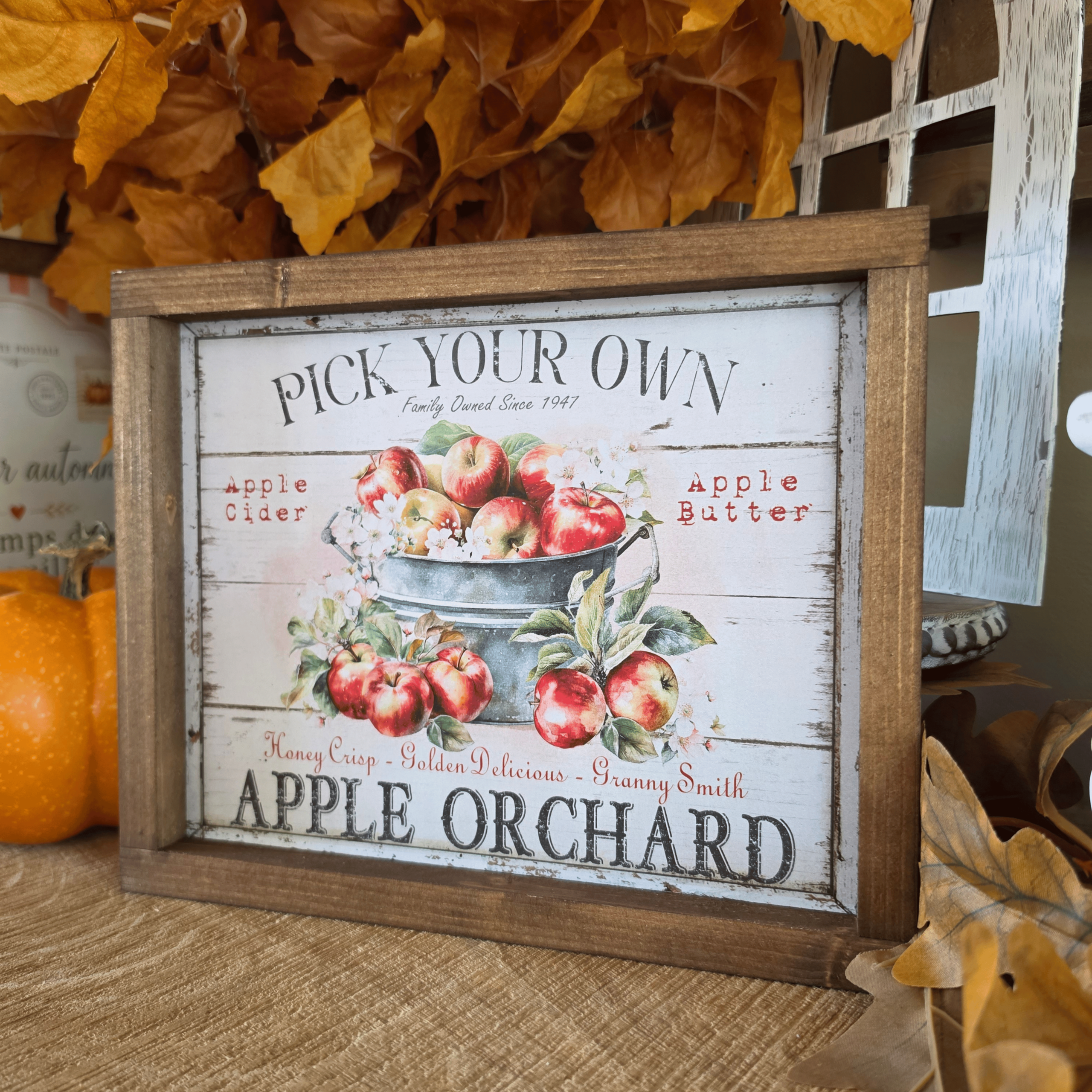 Cadre farmhouse Apple Orchard avec pommes rouges et seau vintage
