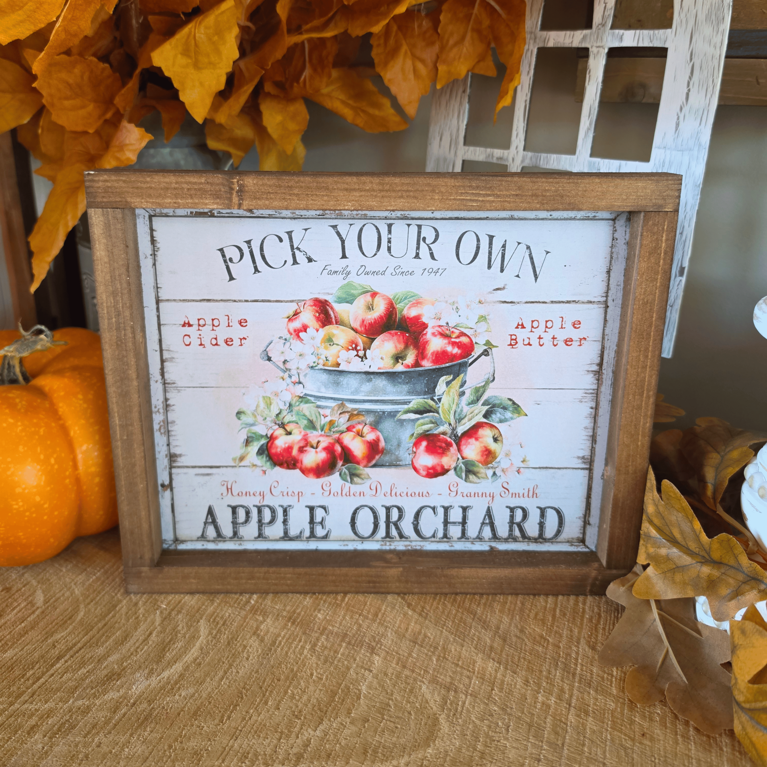 Cadre farmhouse Apple Orchard avec pommes rouges et seau vintage