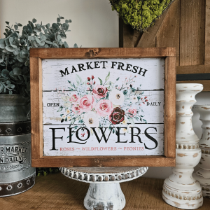 Cadre sign farmhouse Market Fresh Flowers avec bouquet de roses et pivoines sur fond bois patiné