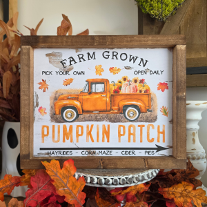 Cadre sign farmhouse Pumpkin Patch avec pick-up orange, citrouilles et feuillage d’automne