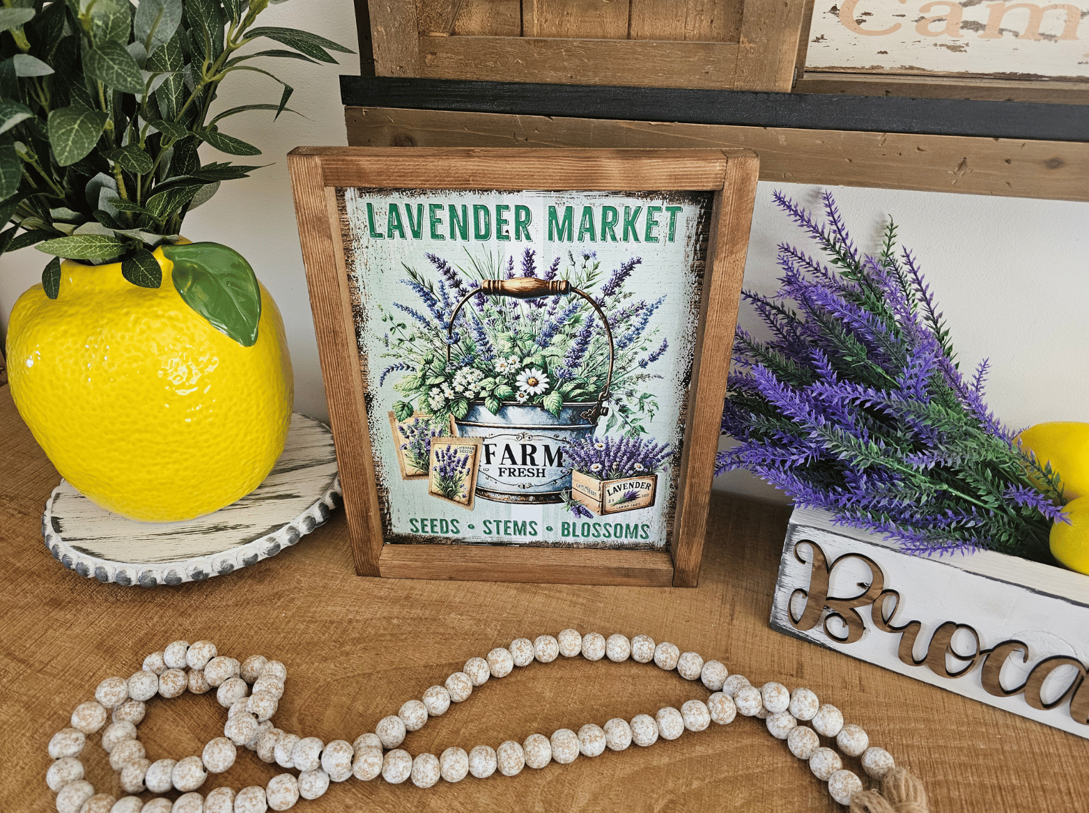 cadre sign farmhouse lavender market en bois avec panier de lavande pour décoration provençale vintage