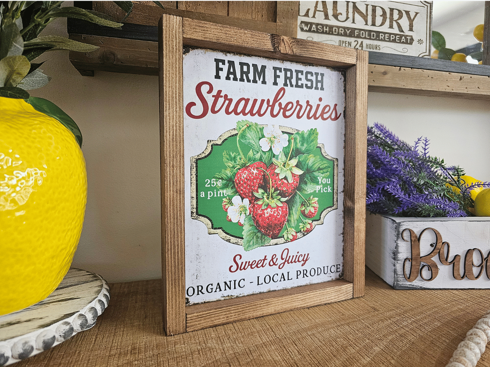 cadre sign farmhouse farm fresh strawberries en bois avec fraises pour décoration cuisine vintage