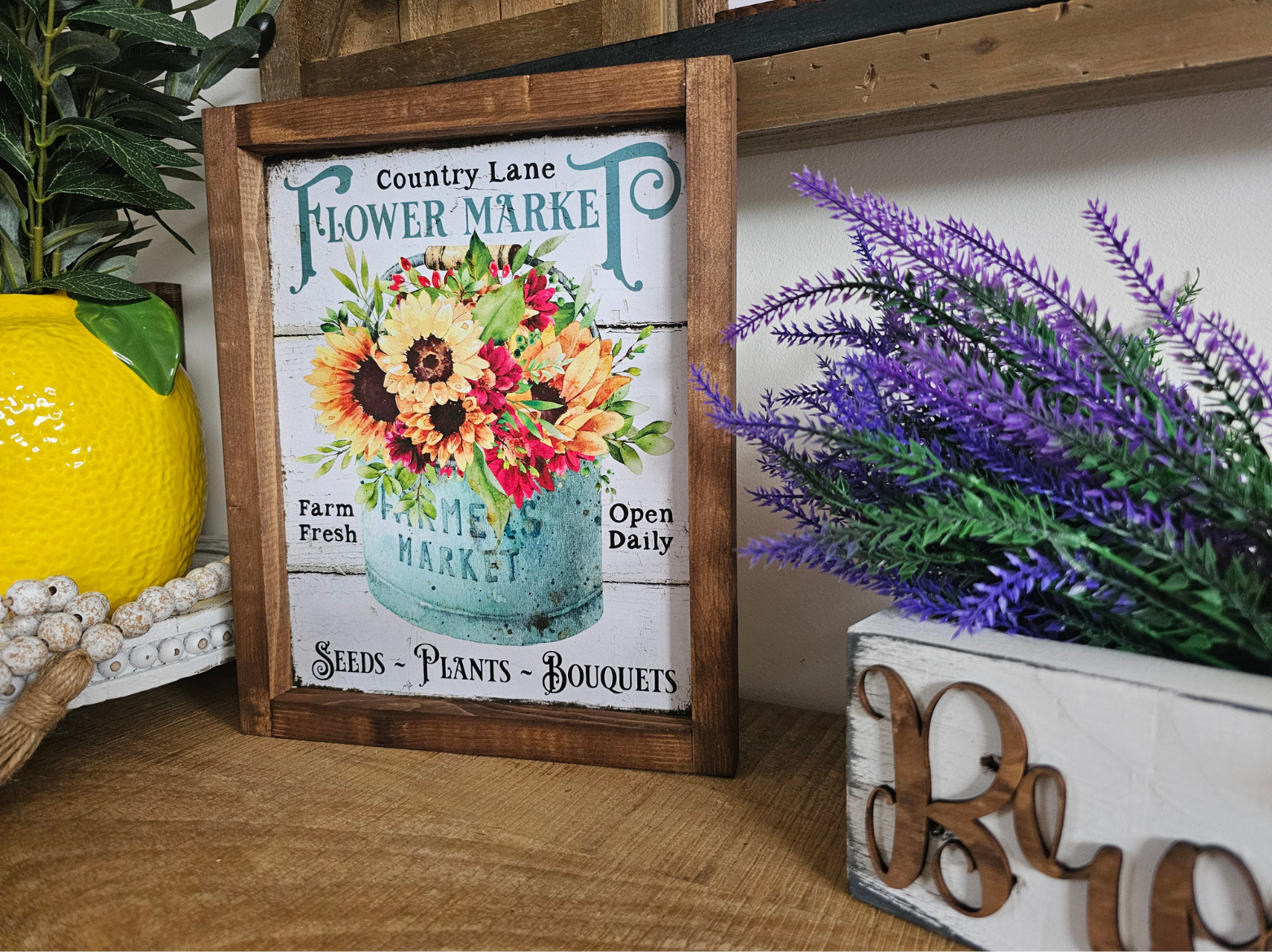 cadre sign farmhouse country farm flower market en bois avec bouquet de fleurs pour décoration vintage campagne chic