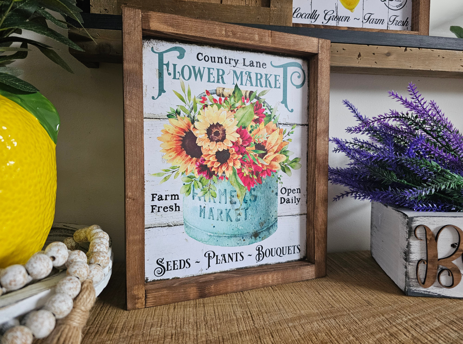 cadre sign farmhouse country farm flower market en bois avec bouquet de fleurs pour décoration vintage campagne chic