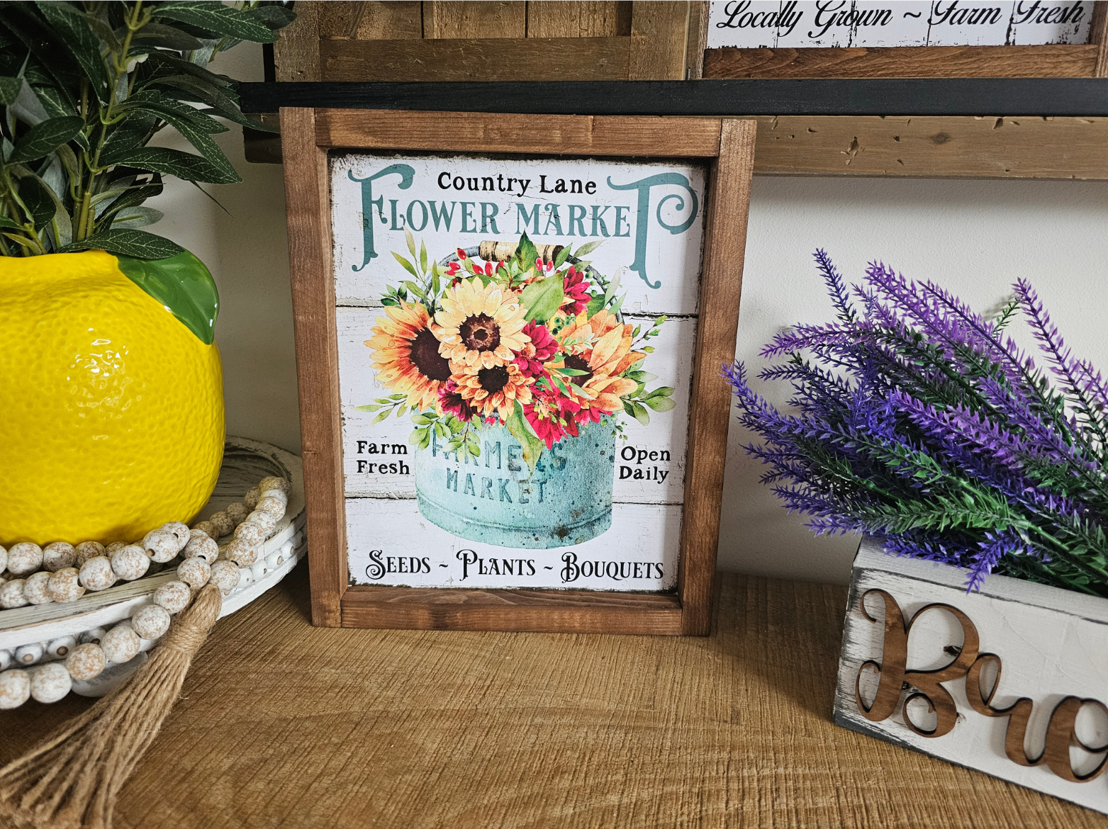 cadre sign farmhouse country farm flower market en bois avec bouquet de fleurs pour décoration vintage campagne chic