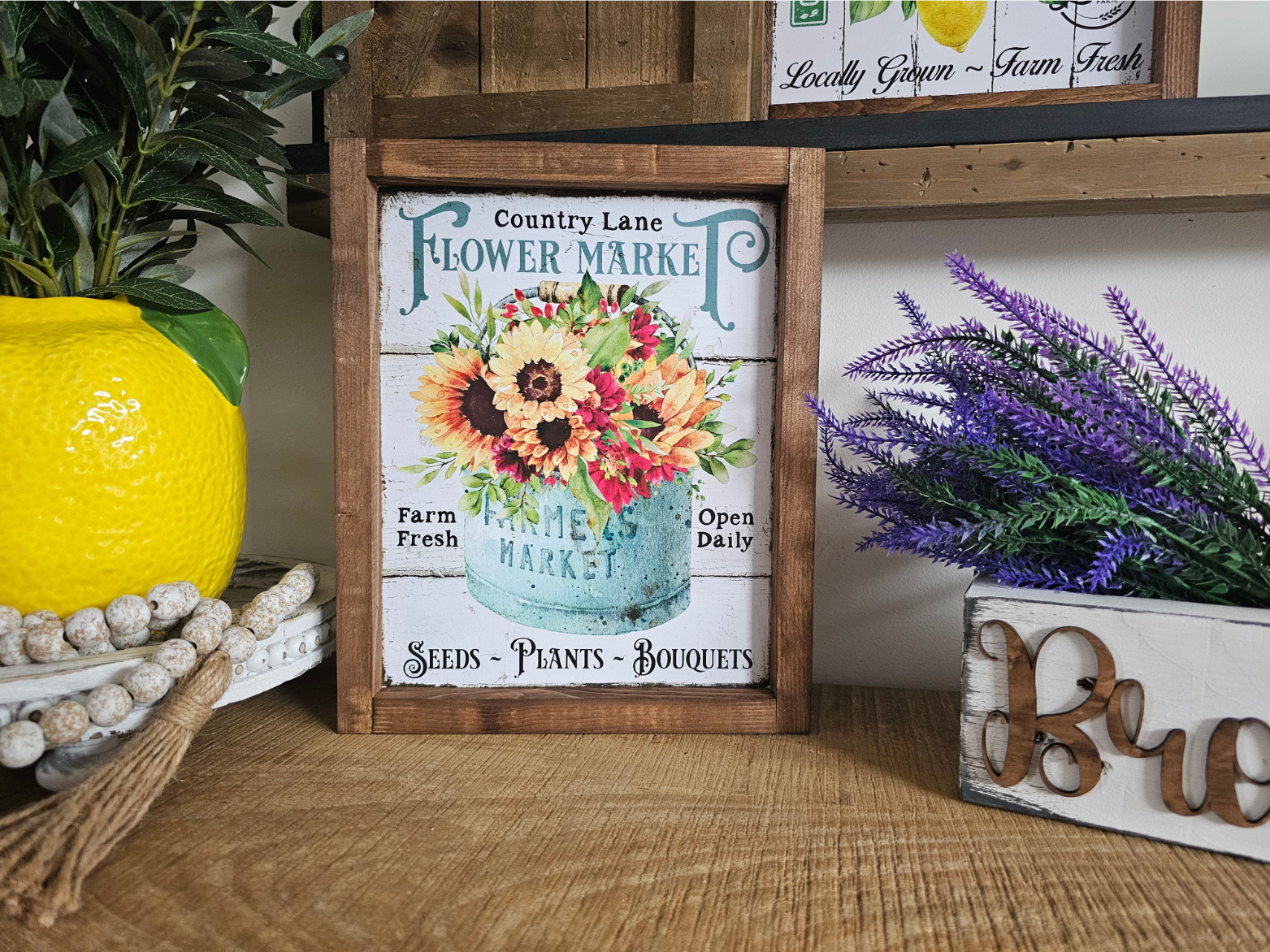 cadre sign farmhouse country farm flower market en bois avec bouquet de fleurs pour décoration vintage campagne chic