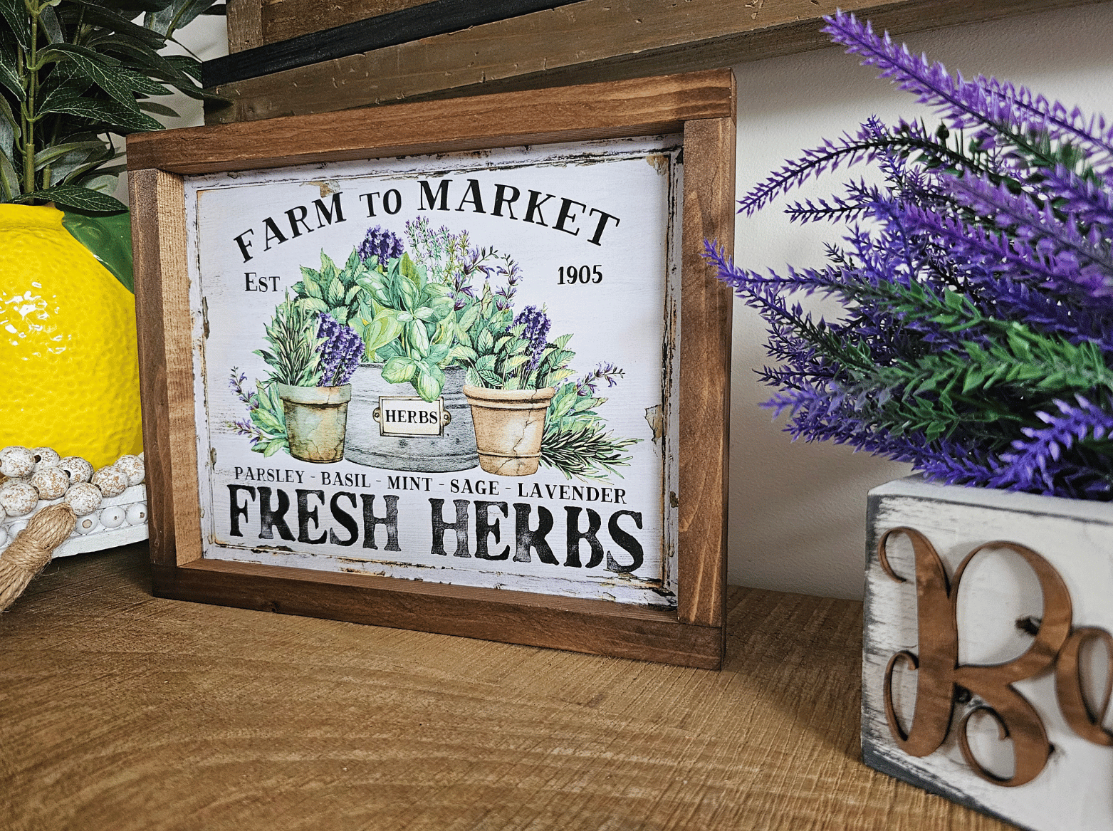 cadre sign farmhouse farm to market fresh herbs en bois avec herbes aromatiques pour décoration cuisine vintage
