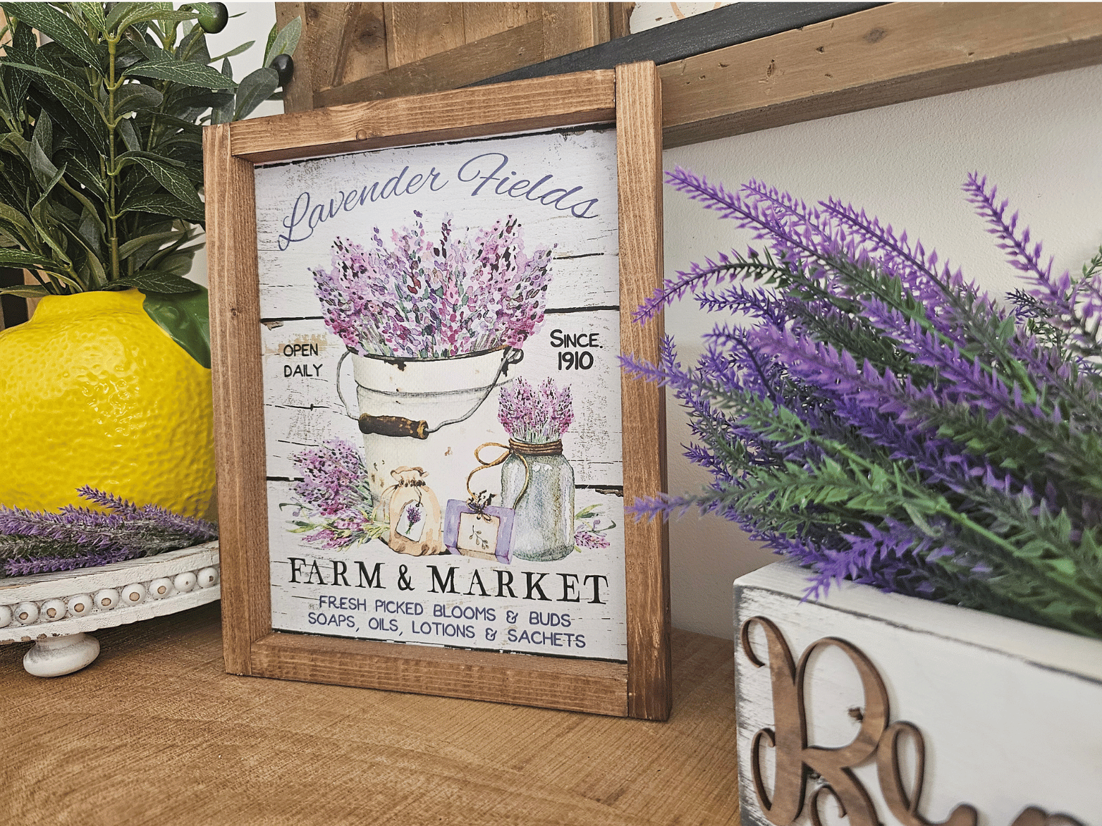 cadre sign farmhouse lavender fields farm market en bois avec pot de lavande pour décoration provençale vintage