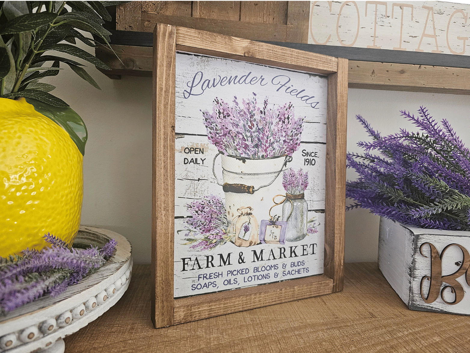 cadre sign farmhouse lavender fields farm market en bois avec pot de lavande pour décoration provençale vintage