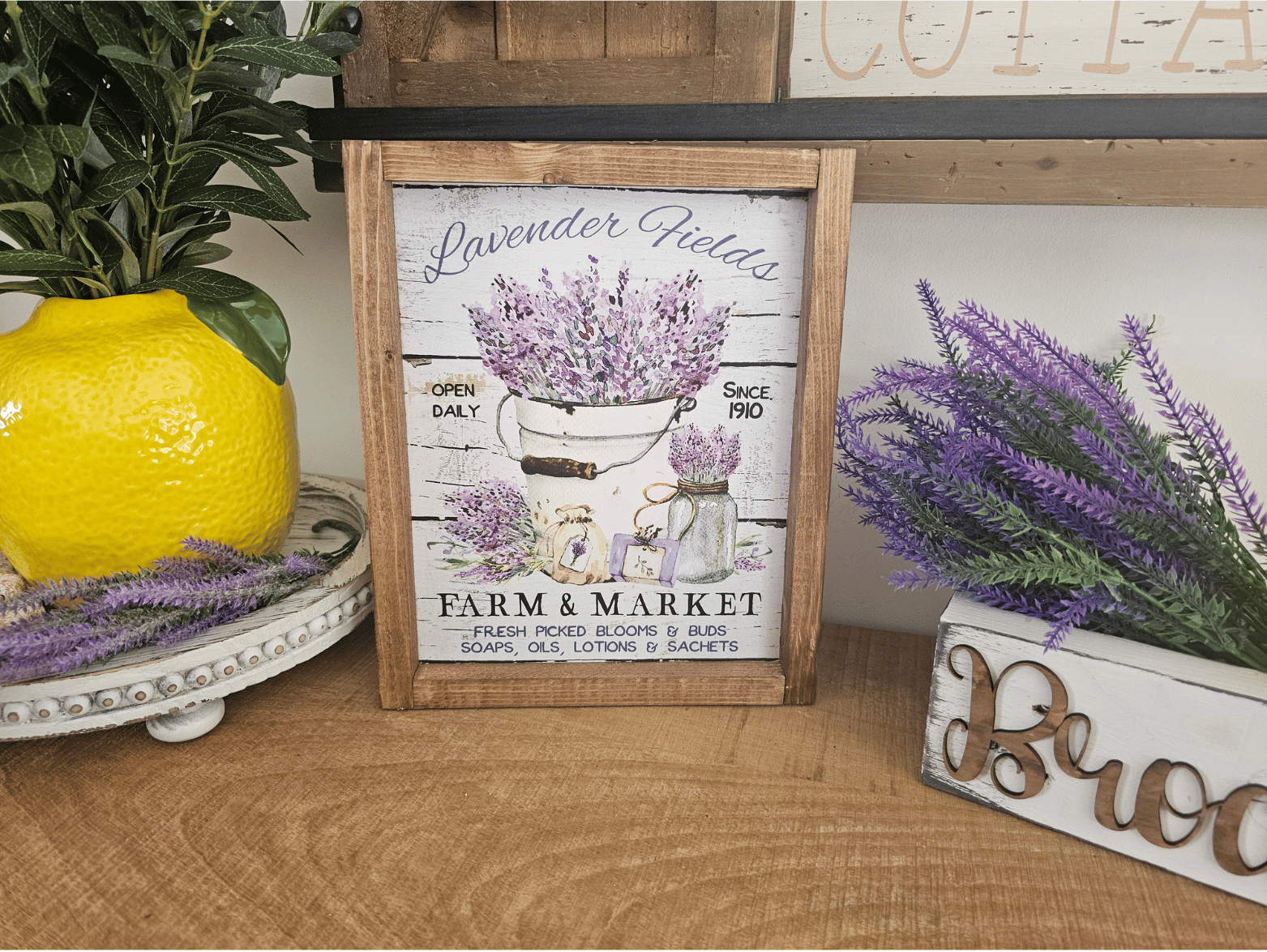 cadre sign farmhouse lavender fields farm market en bois avec pot de lavande pour décoration provençale vintage