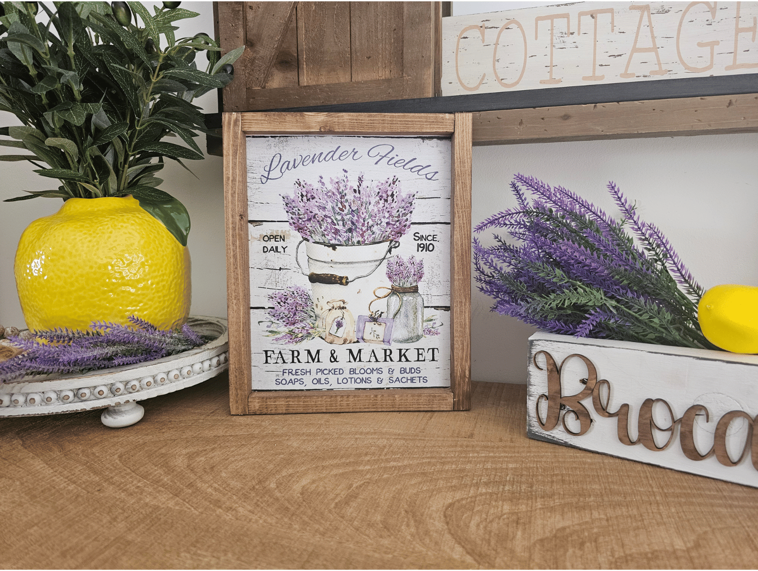 cadre sign farmhouse lavender fields farm market en bois avec pot de lavande pour décoration provençale vintage
