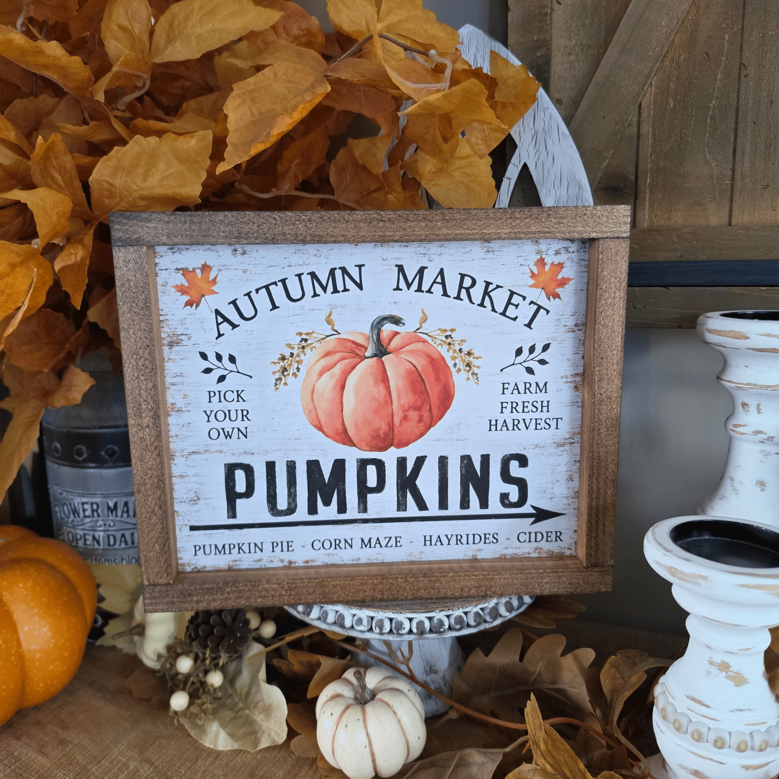 Cadre farmhouse Autumn Market avec citrouille orange