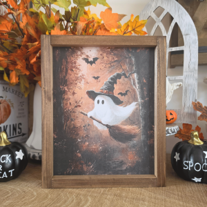 Cadre fantôme Halloween farmhouse sur un balai