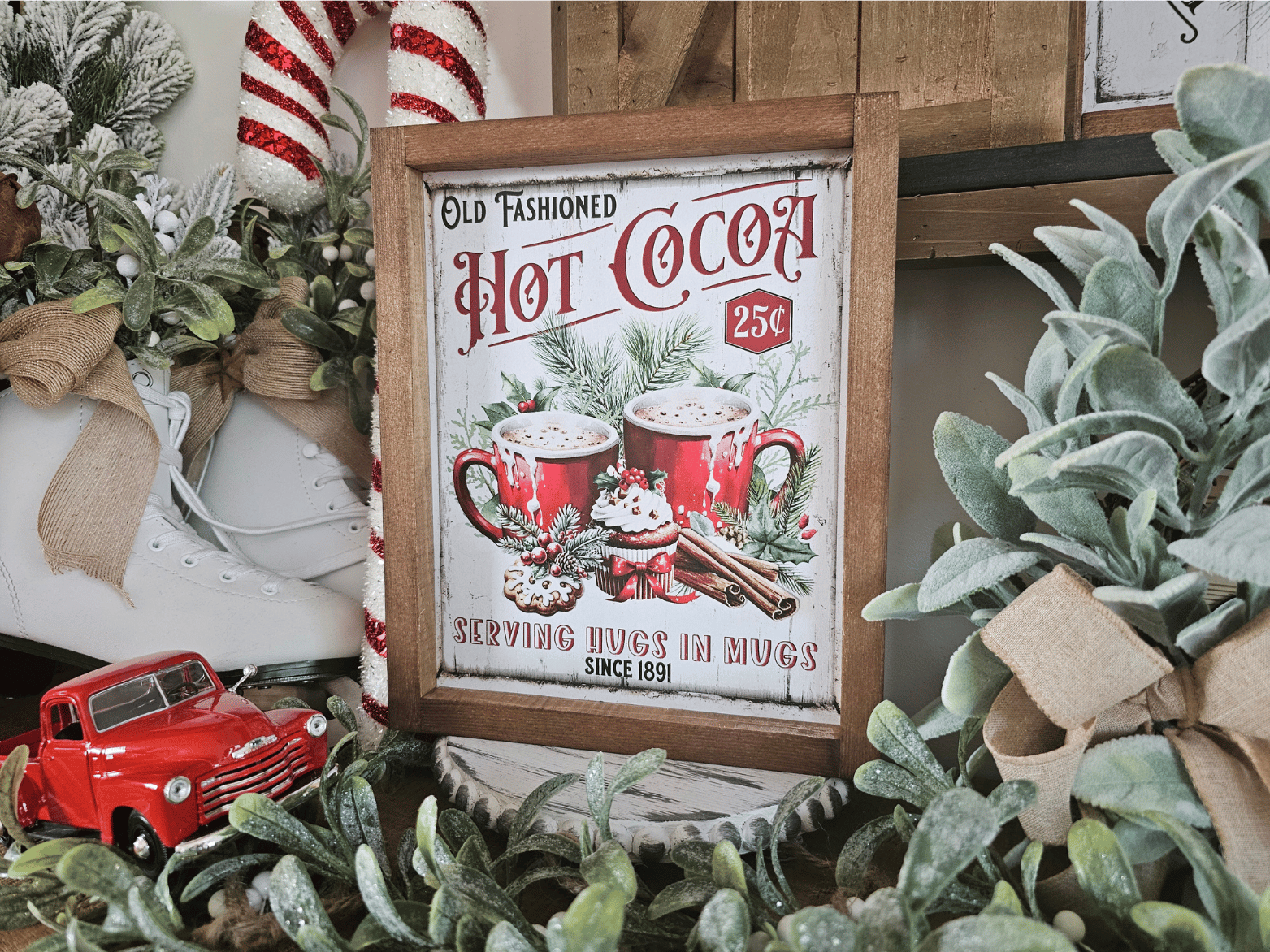 Cadre en bois Hot Cocoa avec tasses rouges, biscuits de Noël et cannelle – Style farmhouse vintage pour déco hivernale chaleureuse