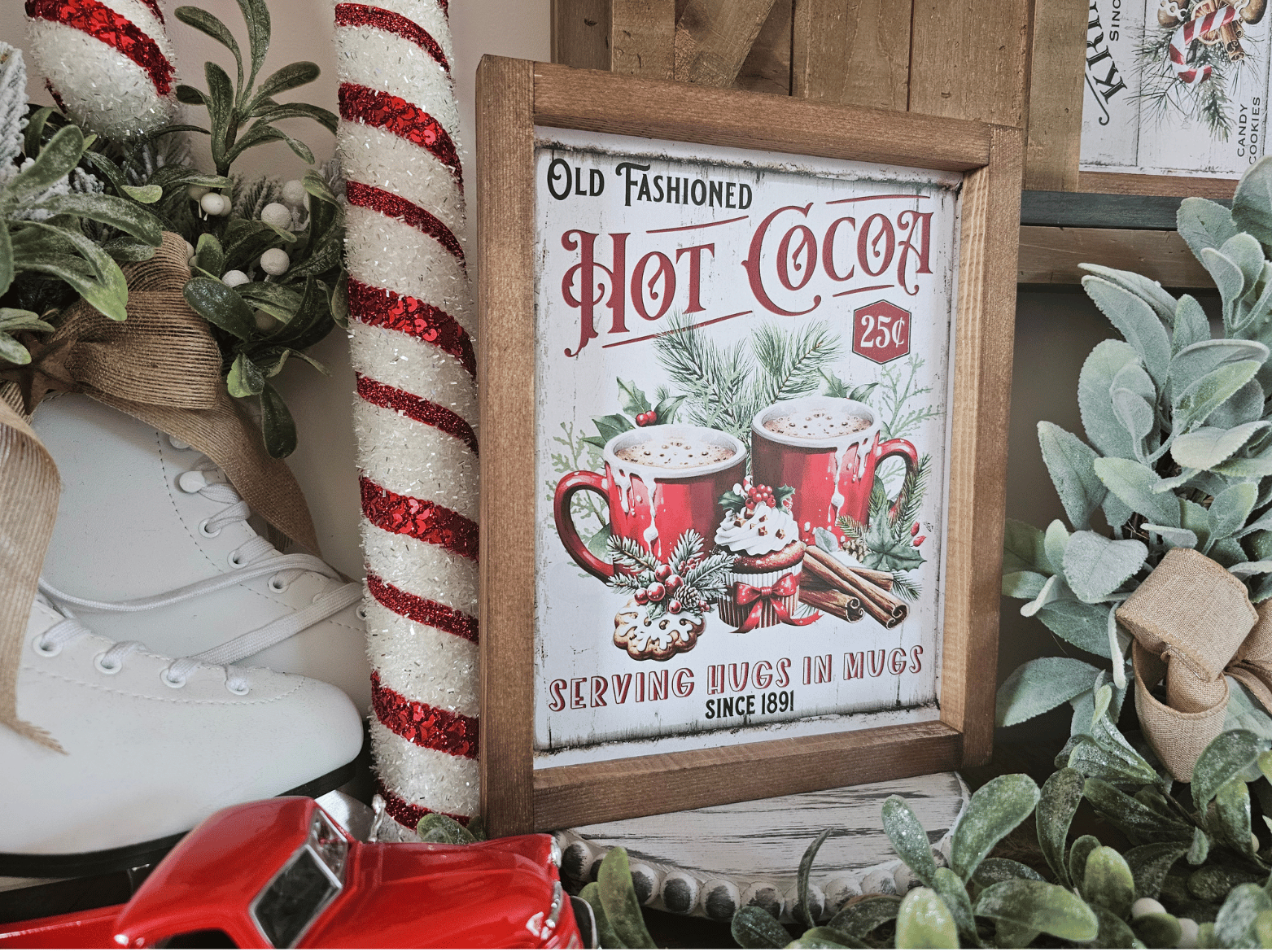 Cadre en bois Hot Cocoa avec tasses rouges, biscuits de Noël et cannelle – Style farmhouse vintage pour déco hivernale chaleureuse