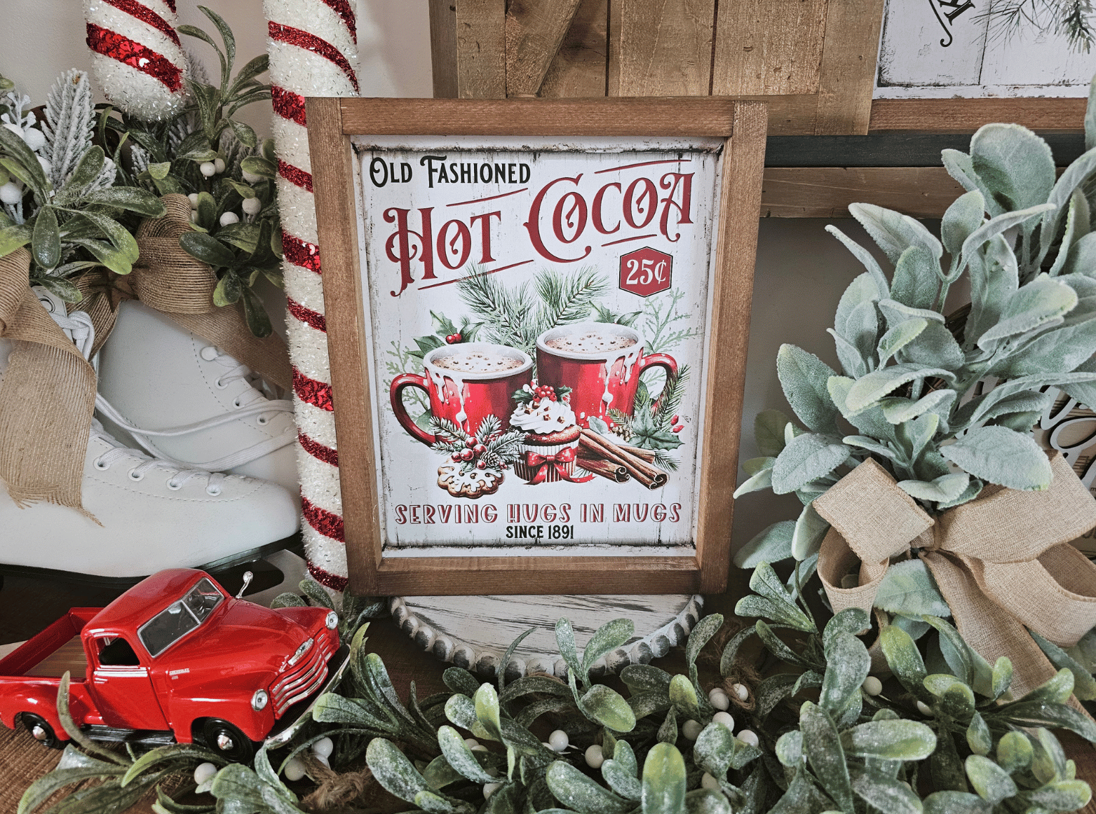 Cadre en bois Hot Cocoa avec tasses rouges, biscuits de Noël et cannelle – Style farmhouse vintage pour déco hivernale chaleureuse
