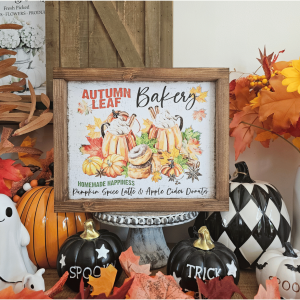 Cadre décoratif farmhouse en bois Autumn Leaf Bakery avec citrouilles, boissons chaudes et pâtisseries automnales – déco rustique de cuisine.