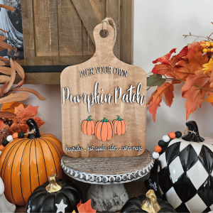 Planche décorative farmhouse Pumpkin Patch en bois 28x18 cm avec gravure et lettrage découpé – déco intérieure rustique et automnale.