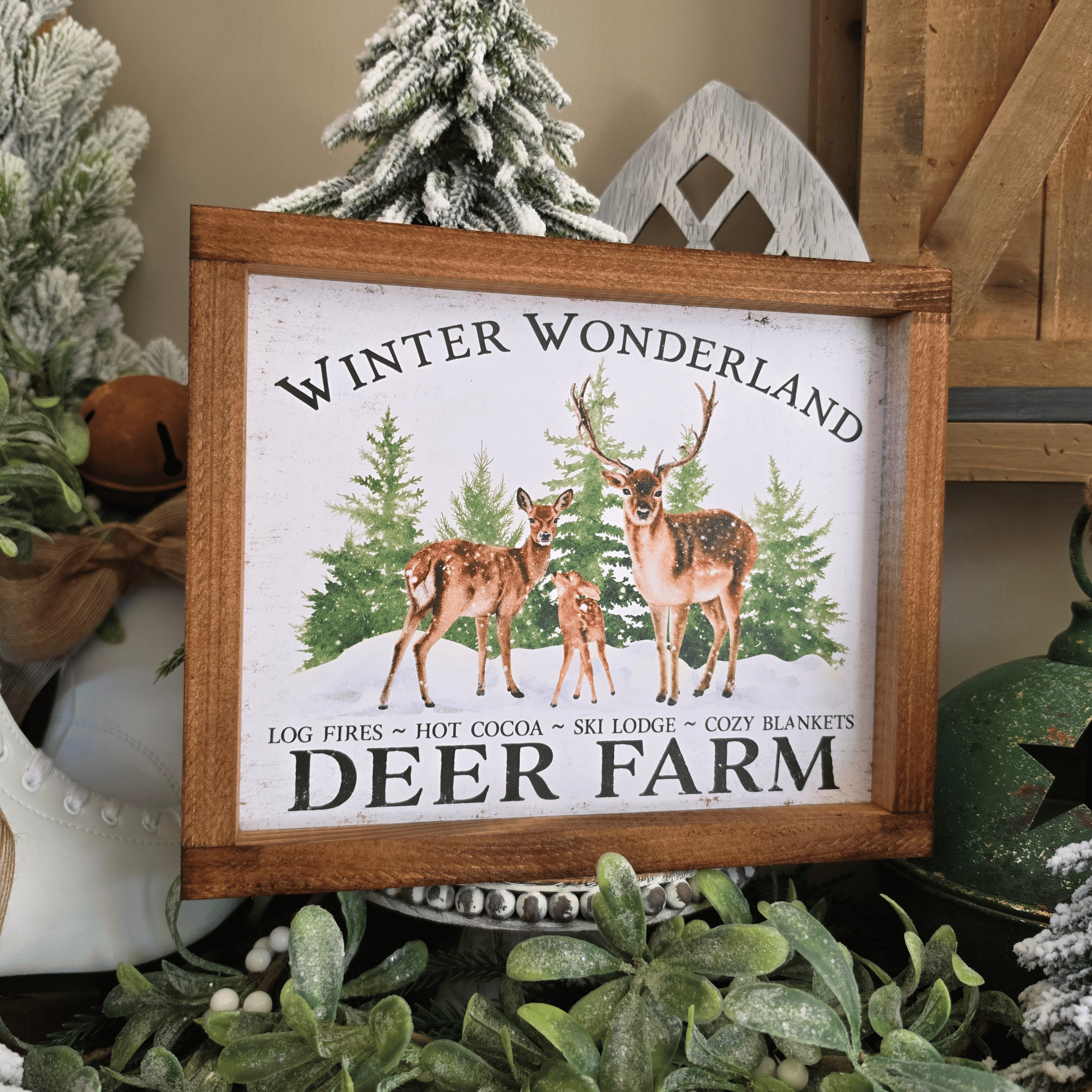 Cadre farmhouse Winter Wonderland avec cerfs et sapins enneigés