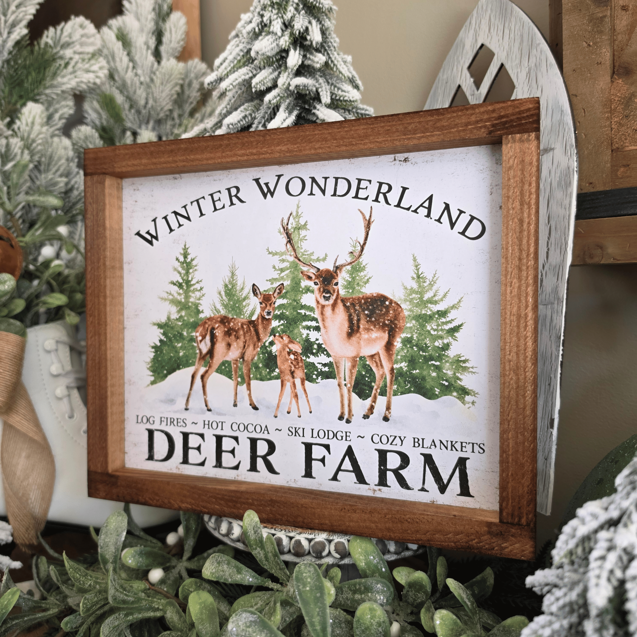 Cadre farmhouse Winter Wonderland avec cerfs et sapins enneigés