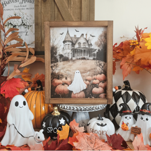 Cadre décoratif farmhouse en bois Maison hantée avec citrouilles, fantôme et chauves-souris – déco intérieure Halloween rustique.