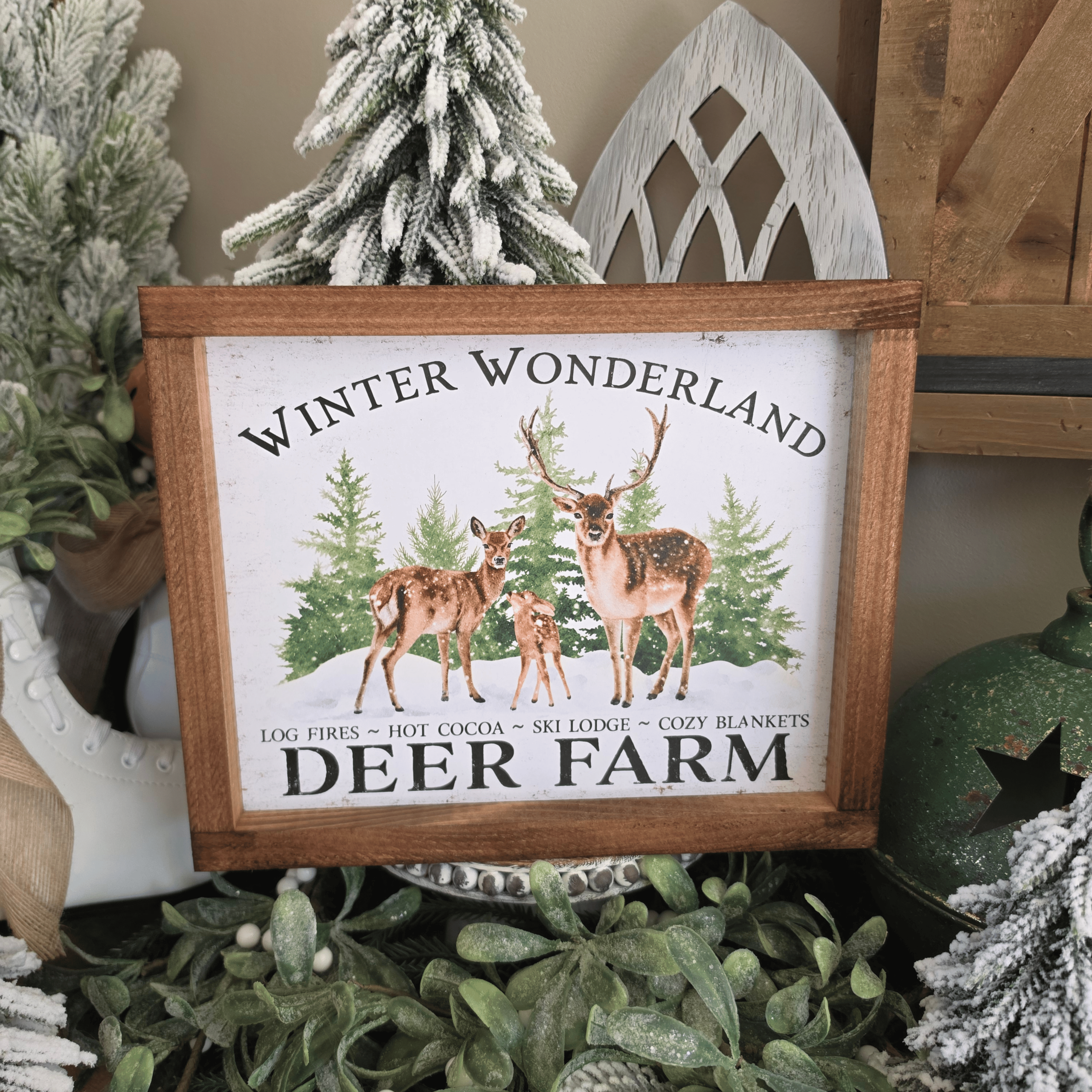 Cadre farmhouse Winter Wonderland avec cerfs et sapins enneigés