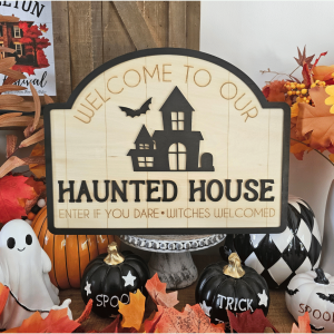 Panneau farmhouse Haunted House XL en bois 37,5 x 28 cm, décoration murale Halloween rustique avec maison hantée et chauve-souris