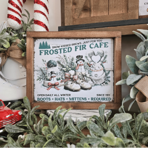 Cadre décoratif farmhouse Frosted Fir Café en bois, style vintage hiver avec bonhommes de neige et sapins