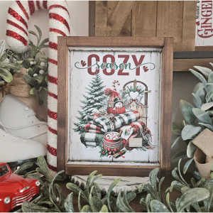 Cadre décoratif farmhouse Cozy Season en bois, style vintage hivernal avec plaid, tasse chaude et sapin de Noël