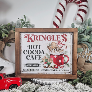 Cadre décoratif farmhouse Kringle’s Hot Cocoa Café en bois avec tasse rouge de chocolat chaud et biscuits de Noël