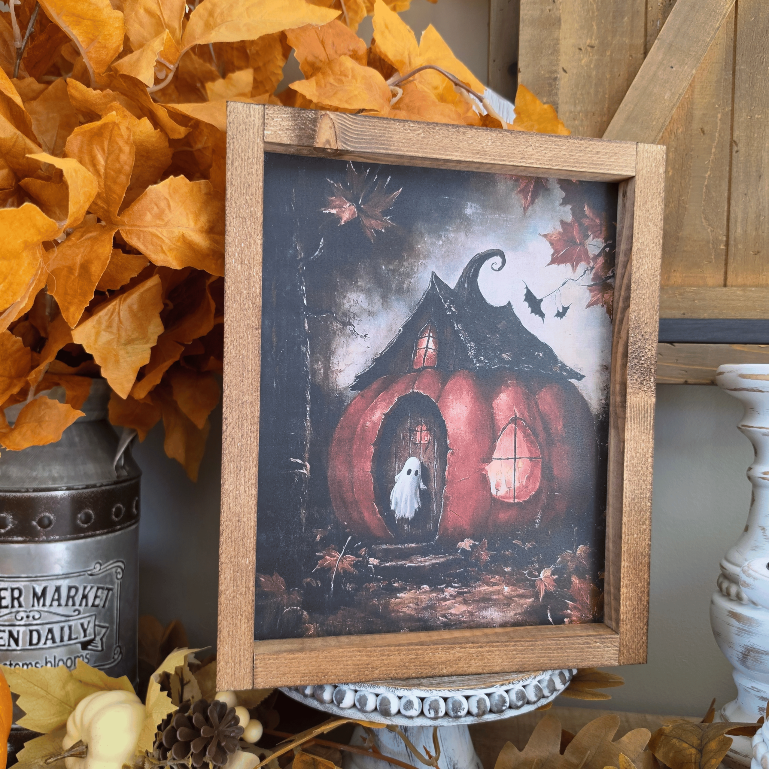 Cadre farmhouse Halloween avec maison citrouille et petit fantôme