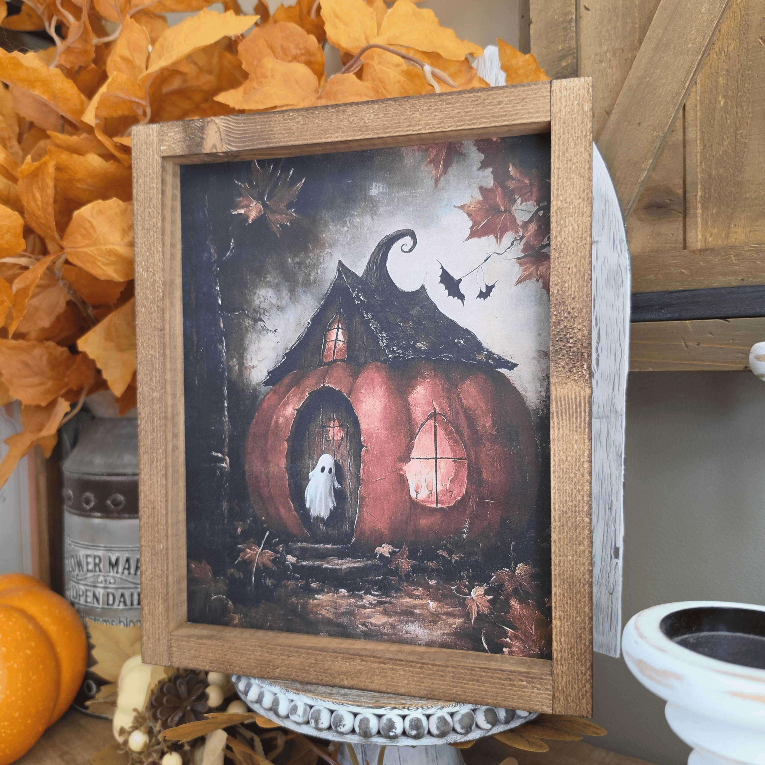 Cadre farmhouse Halloween avec maison citrouille et petit fantôme