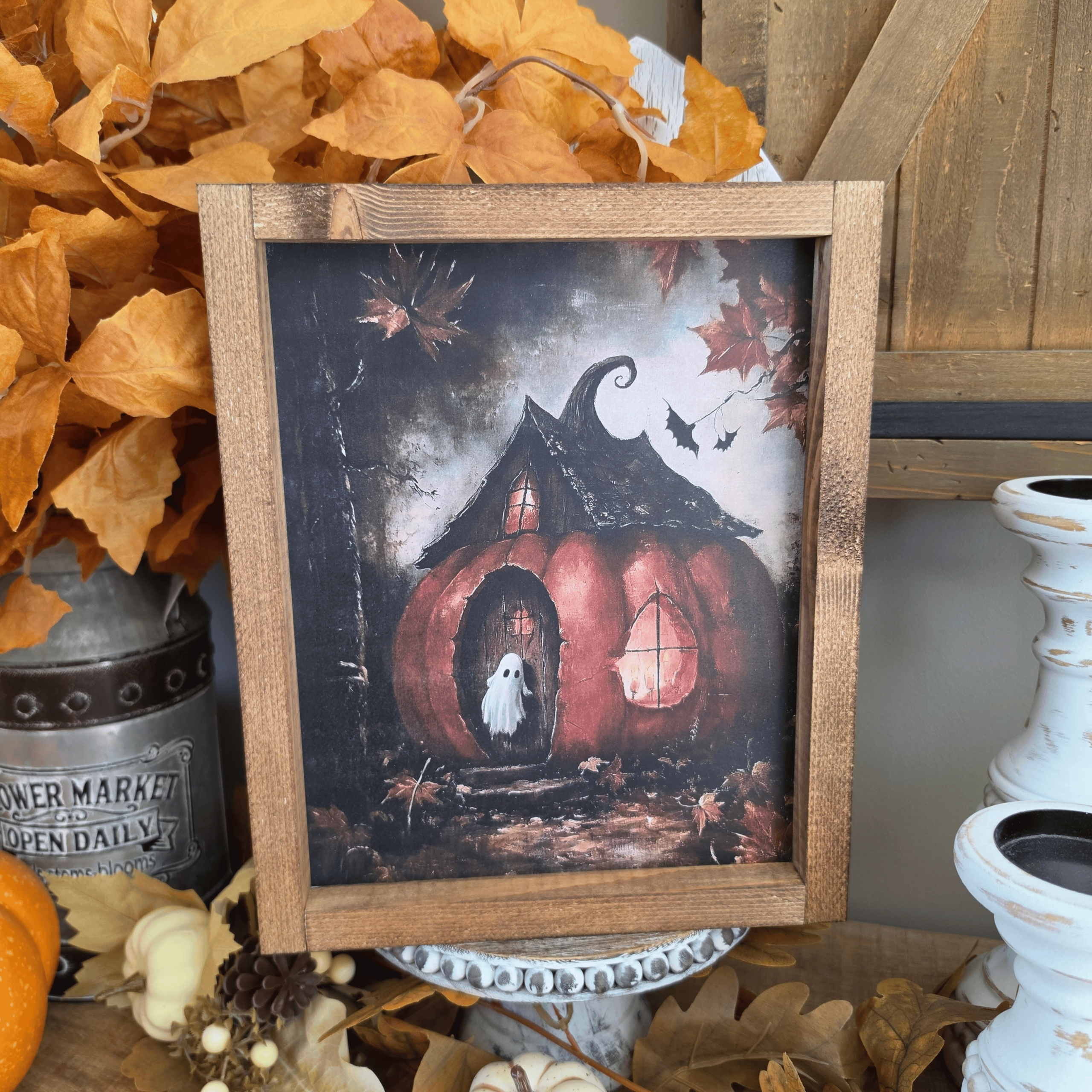 Cadre farmhouse Halloween avec maison citrouille et petit fantôme