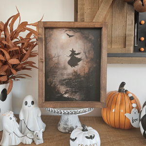 Cadre décoratif farmhouse Witch in the Moonlight en bois, style Halloween vintage avec sorcière volant au clair de lune