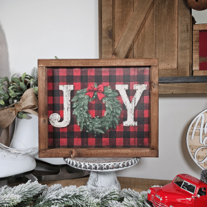 Cadre farmhouse “JOY” en bois avec couronne de Noël sur fond tartan rouge et noir – décoration murale 29x23,5 cm