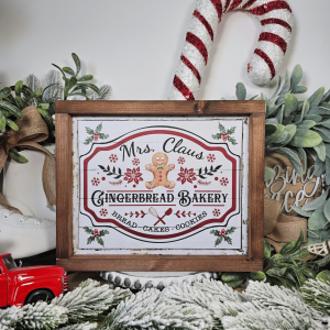Cadre décoratif farmhouse Mrs. Claus Gingerbread Bakery en bois, style vintage Noël avec bonhomme pain d’épices et fleurs rouges