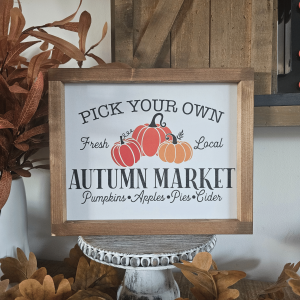 cadre sign farmhouse autumn market en bois avec citrouilles et pommes pour décoration automne vintage