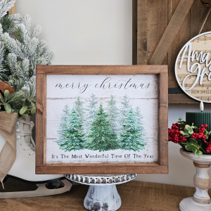 Cadre décoratif farmhouse Merry Christmas en bois avec sapins enneigés et texte “It’s the Most Wonderful Time of the Year”