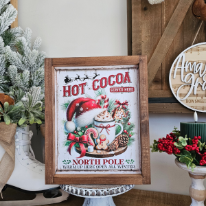Cadre décoratif farmhouse Hot Cocoa North Pole en bois avec tasse de chocolat chaud, bonnet de Père Noël et friandises de Noël