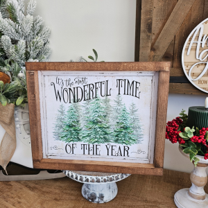 cadre décoration Noël farmhouse avec sapins enneigés et texte "It’s the most wonderful time of the year"