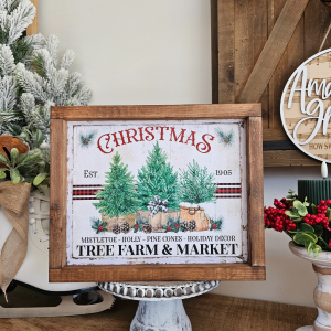 cadre déco Noël farmhouse avec sapins, paniers cadeaux et texte Tree Farm & Market