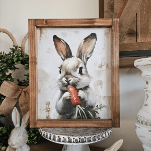 Décoration cottage cadre lapin mange carotte style rustique