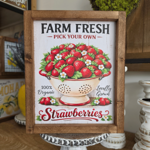 Cadre sign farmhouse Farm Fresh Strawberries avec passoire ancienne remplie de fraises