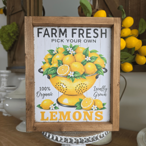 Cadre sign farmhouse Farm Fresh Lemons avec passoire ancienne remplie de citrons