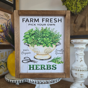 Cadre sign farmhouse Farm Fresh Herbs avec passoire ancienne remplie d’herbes aromatiques