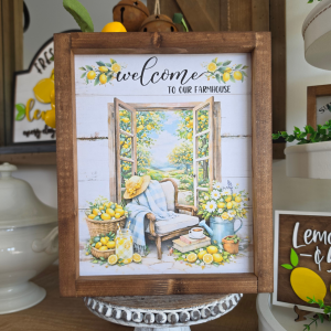 Cadre sign farmhouse citron avec fenêtre ouverte, fauteuil, fleurs et décoration citronnée